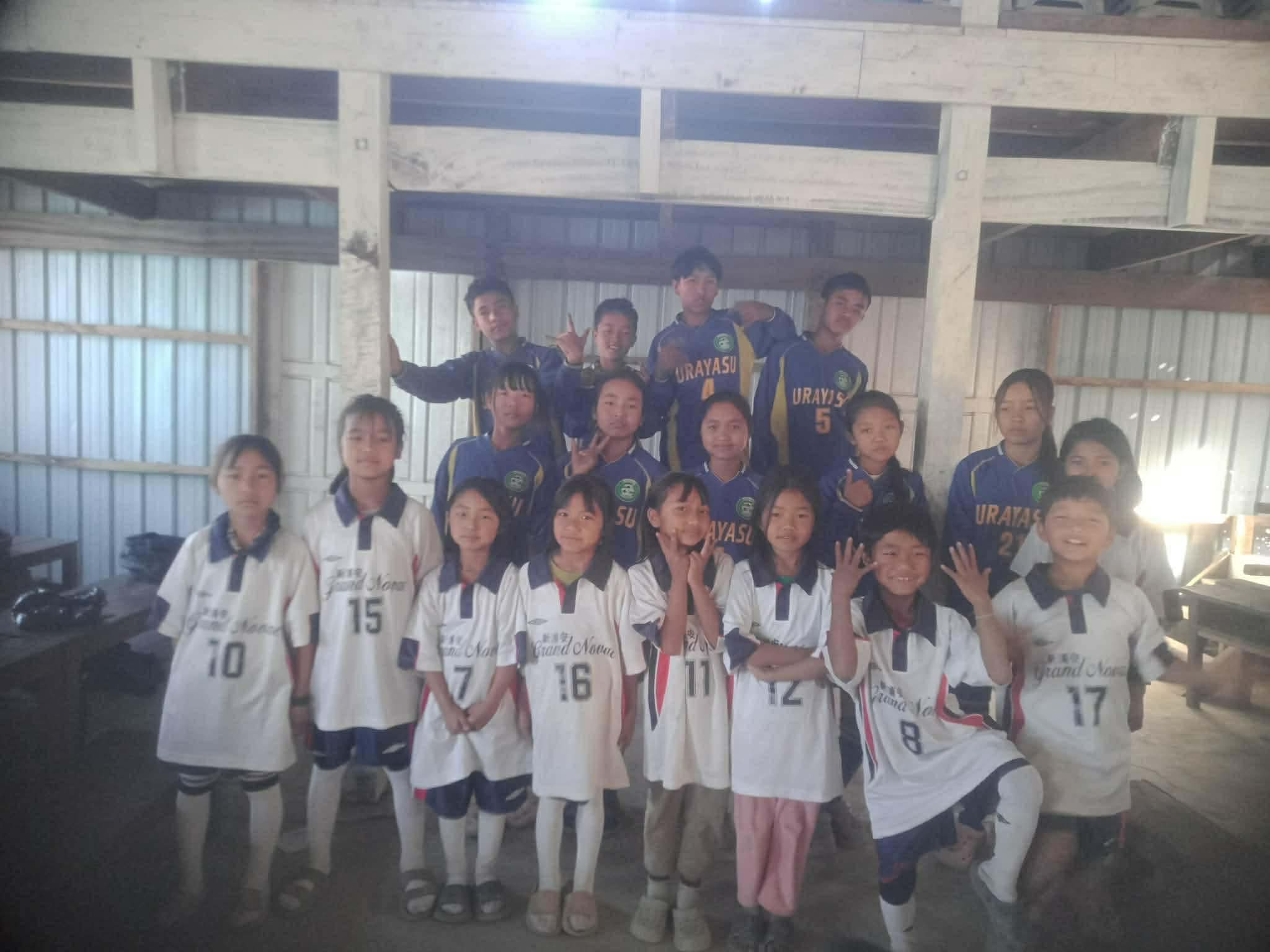 Finally Delivered! Soccer goods to the children⚽️ついに配布！子供たちのサッカー用品